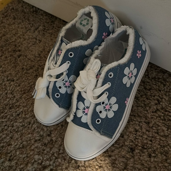 Super cute Daisy sneakers! - Picture 1 of 4